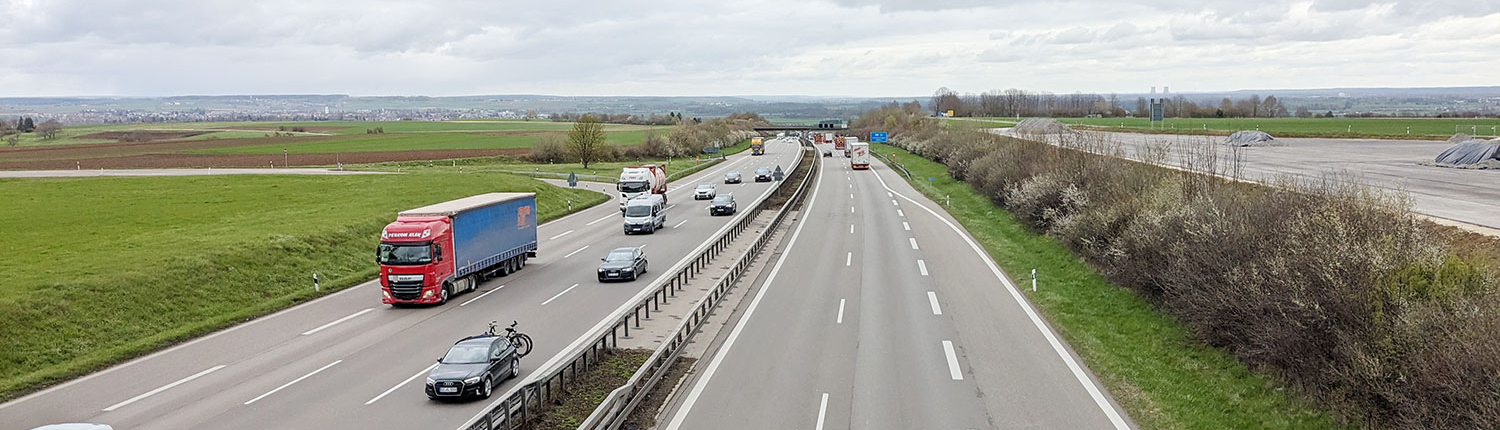 Foto einer 6-streifigen AUtobahn